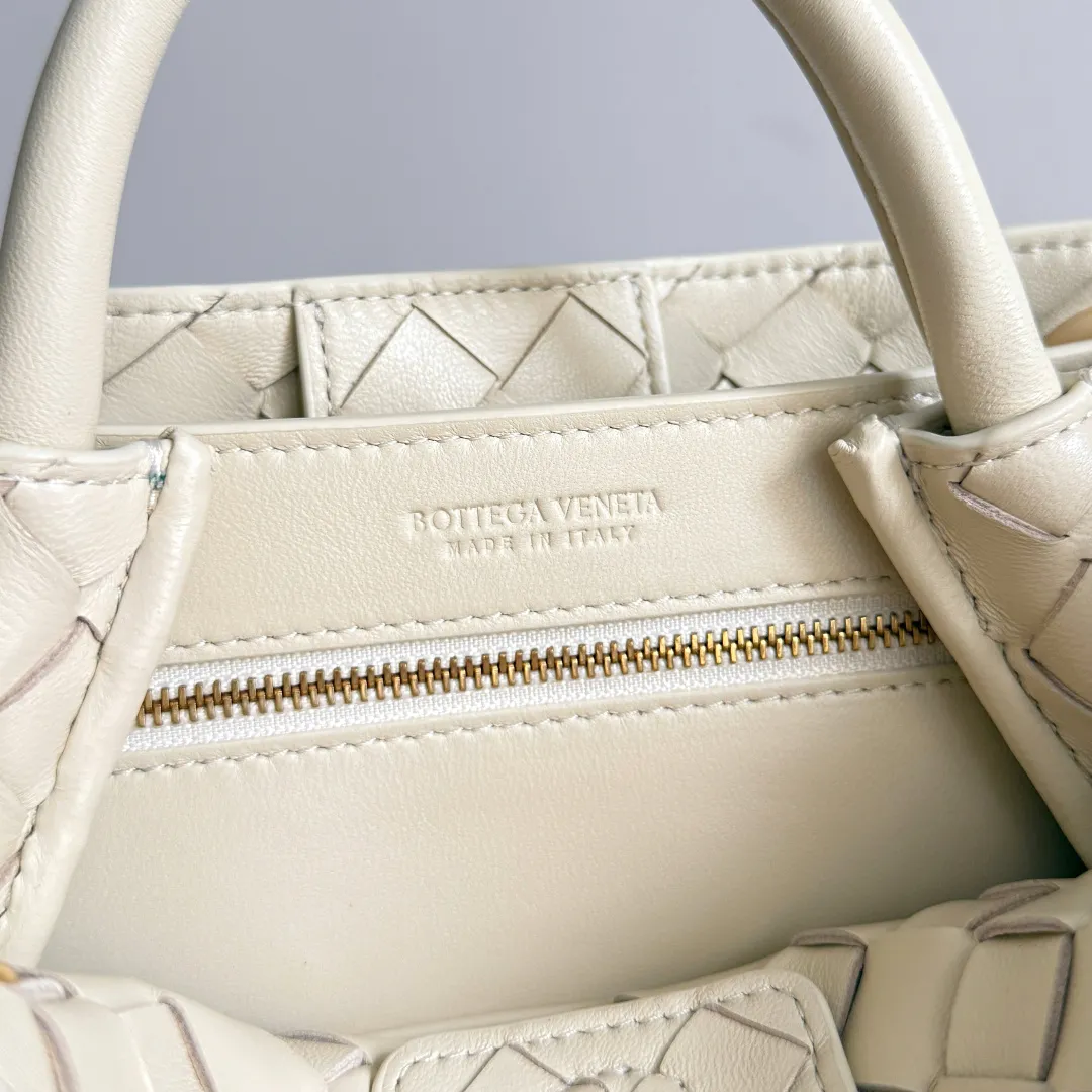 The new Andiamo batch of 3060 BV is shipped‼ ️The classic intercciato weaving process is used to create a soft bag, the metal knot is made of micro-cast aluminum using jewelry technology🪢, and the decorative beads are made of metal and hand-polished oak, allowing you to jump repeatedly between elegance and fun💃, making it unpredictable. Classic and versatile, it shows off your temperament, and the bag has a large capacity, making it very convenient for daily commuting! It has a variety of carrying methods, the shoulder straps can be adjusted by yourself, the original lambskin feels soft and delicate, and the unisex style breaks gender boundaries and brings a more practical and long-lasting use experience. The Andiamo, which has both elegant and casual styles, perfectly interprets the "fashionable old money style". Style number: 743568+wood hardware Color: Ice cream Size: 25*22*10.5cm